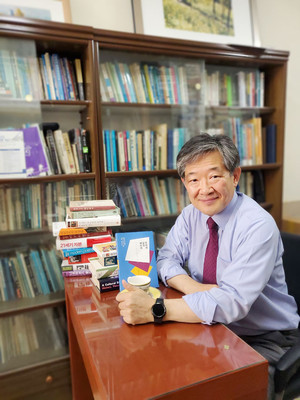 지난 9일 청운대학교 연구실에서 본인의 저서를 소개하고 있는 김상구 교수의 모습.