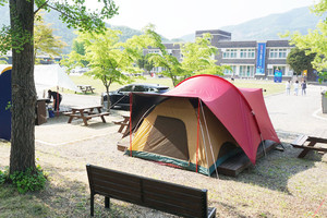 주민들의 사랑방 역할을 하고 있는 캠핑장 2.
