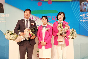 한재문 이임회장(왼쪽)과 이소연 취임회장(가운데)의 모습.