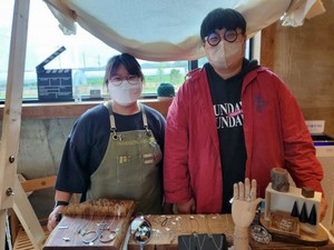 플리마켓에 참가한 콩콩콩 종합예술협동조합 이주훈 이사장과 이한얼 사무국장의 모습.