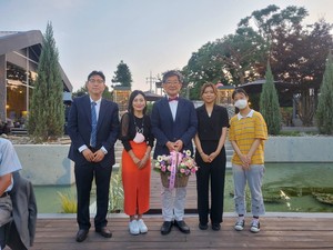 감사패와 꽃다발을 받은 김상구 교수와 청운대학교 영어과 총동문회 회원들의 모습.