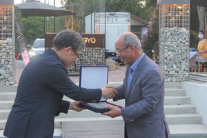 김상구 교수(사진 왼쪽)가&nbsp;한관우 홍주일보사 대표이사(사진 오른쪽)에게 감사패를 받고 있다.