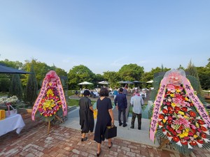 김상구 교수의 정년과 출판기념회를 축하하기 위해 초대된 참석자들이 행사장에 모습을 드러내고 있다.