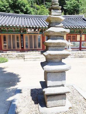 천장암 앞의 7층 석탑(충남문화재자료 제202호).