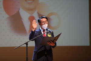 제42대 이용록 홍성군수가 취임 선서를 하고 있는 모습.