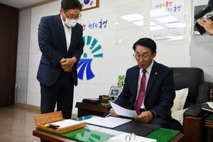지난 1일 고영대 경제과장이 내포 뉴그린 국가산업단지 추진계획서 1호 결재를 받고 있다.