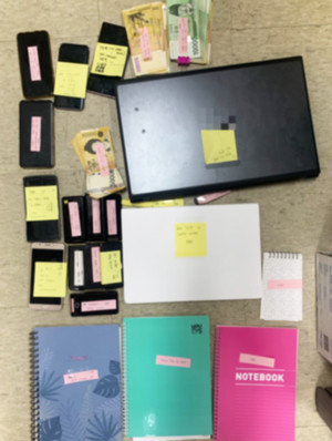 경찰이 압수한 대포폰, 현금, 범죄 대상자 명부.
