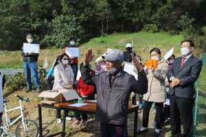 지난해 10월 군의회 현장답사에서 폐축사에 대해 성토하는 와야마을주민.