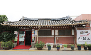 4대째 가업을 이으며 102년의 역사를 자랑하는 한식당 설렁탕·우탕 전문 ‘안일옥’ 전경.