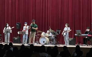 지난 14일 3년만에 덕산고에는 학생들의 작은 축제가 열렸다. 사진은 밴드부의 공연 모습.