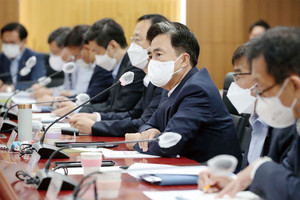 지난 18일 충남도 실국원장 회의에 참석한 김태흠 지사의 모습.
