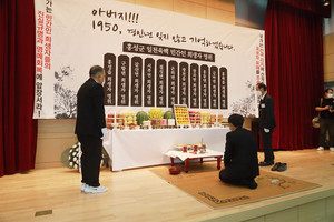 김용일 홍성유족회 취임회장의 초헌 모습.