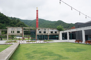전북 완주군 소양면 폐종이공장이 복합문화공간 ‘산속등대’로 재탄생됐다. 곳곳에 옛 공장 모습의 흔적이 남아있다.
