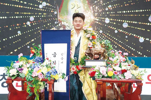 지난 6일 금강장사에 등극한 후 꽃가마에 올라탄 모습.