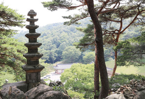 당진 면천면 성하리 상왕산 동쪽 기슭에 있는 영탑사 &nbsp;7층 석탑 . 아래에 영탑사가 있다.&nbsp;
