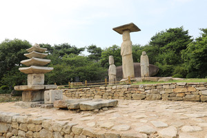 백성들의 염원을 담은 당진 ‘안국사지 석조여래삼존입상·석탑’(보물 제100호·제101호).