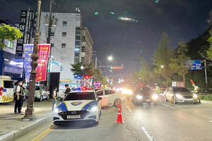 야간 일제 음주단속을 실시하고 있는 충남 경찰들의 모습.