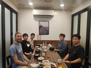 식사 전, 군 관계자들과 레비의 모습.