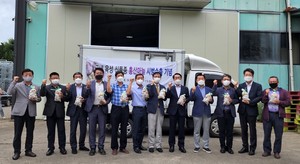 홍성마늘 시범수출 기념 관계자들이 기념촬영하고 있는 모습.