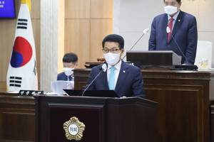 충남 의병기념관의 홍성군 건립 촉구 성명서를 대표발의하는 김덕배 의원.