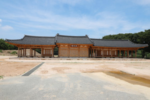 지난 6월 면천읍성 복원 마무리 사업으로 완공된 면천객사.