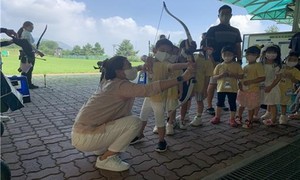 현장 체험학습에 참여한 한 아이가 활시위를 당기고 있다.