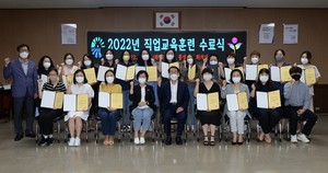 수료식 기념 촬영 현장 모습.