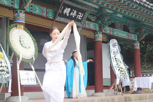 지난달 29일 진행된&nbsp;추모다례제의 군립무용단 식전 공연 모습. 윤석열 대통령의 화환이 보인다.