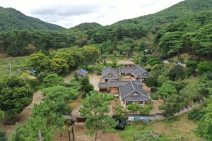 홍성 장곡면 산성리의 내포문화숲길 백제부흥군길에 있는 사운고택과 학성산 전경.