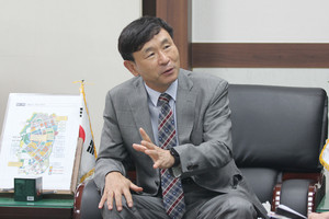 홍성교육 비전에 대해 설명하고 있는 주진익 교육장의 모습.