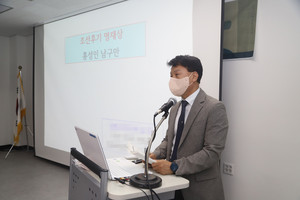 지난달 26일 열린 세미나에서 기조 강연 중인 김경수 홍성학연구소장.