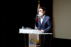 대강당에서 발언중인 이용록 홍성군수의 모습.
