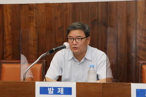 주제발표를 하고 있는 이용성 지역신문발전위원회 위원.