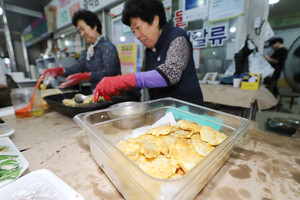 한가위를 닷새 앞둔 홍성전통시장에는 대목장을 맞은 상인들과 주민들로 붐비며 어느때보다 활기를 띄었다. 태풍이 지난 후 맑게 갠 하늘만큼이나 대목장은 희망찬 분위기로 가득했다.