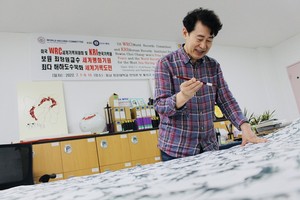 청운대 작업실에서 해하도를 그리고 있는 최창원 교수의 모습.