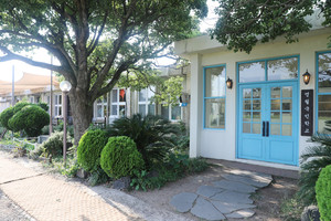 제주 한림읍 시골 마을 명월리 폐교 명월초등학교가 ‘명월국민학교’간판의 백난아기념관으로 재탄생했다.