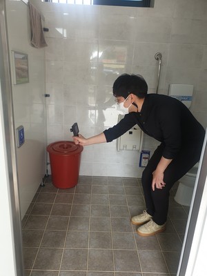화장실 점검 모습.