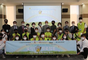 청운대학교 학생들과 관계자들이 기념 촬영을 하고 있다.