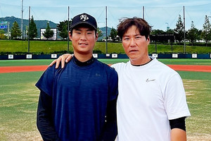 KBO 드래프트서 전체 5라운드에서 LG트윈스에 지명된 한국K-POP고등학교 야구부원상훈 선수(사진 왼쪽)와 이승준 한국K-POP고등학교 야구부 감독.