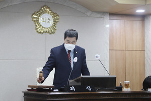 이선균 홍성군의장이 군의회 제288회 임시회를 개회하고 있다.&nbsp;