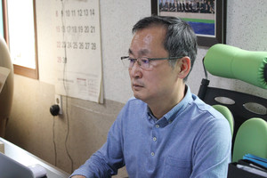 사무실에서 업무를 보고 있는 이도헌 대표.