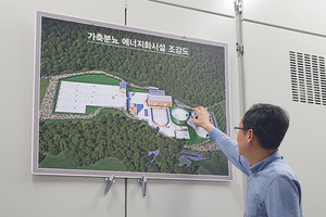 시설에 대해 설명하고 있는 이도헌 대표.