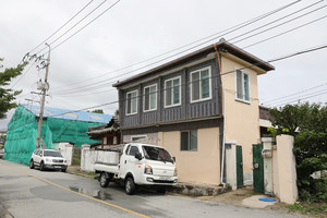 옛 영해버스터미널(노루표페인트·왼쪽 공사중인 건물)영해양조장, 영해양조장 사택(오른쪽).