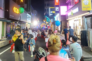 지난 16일 행사에 참가한 인파로 북적이는 명동상가 골목.