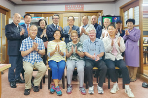 지난 24일 광천읍 한밭식당에서 열린 환영만찬 기념사진. 앞줄 오른쪽부터 이승용 덕산실업 대표, Brewster Boyd(표철웅), Carol Asberom(배수연), 이명자·최순종 부부.