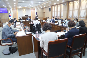 지난 22일 군의회가 제288회 임시회 예산결산특별위원회를 진행하고 있다.