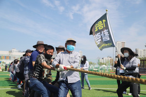 홍북읍 활력팀이 줄다리기 경기를 하고있다.