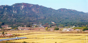 용봉산 자락 아래에 자리한 충남도청신도시 건설 이전의 신경리 신리마을(2009년). 