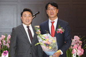 왼쪽부터 홍성군야구소프트볼협회 김창섭 취임회장과 노승천 이임회장.