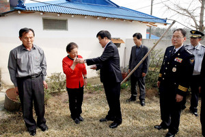 최한권 상사 가족을 격려하고 있는 모습.